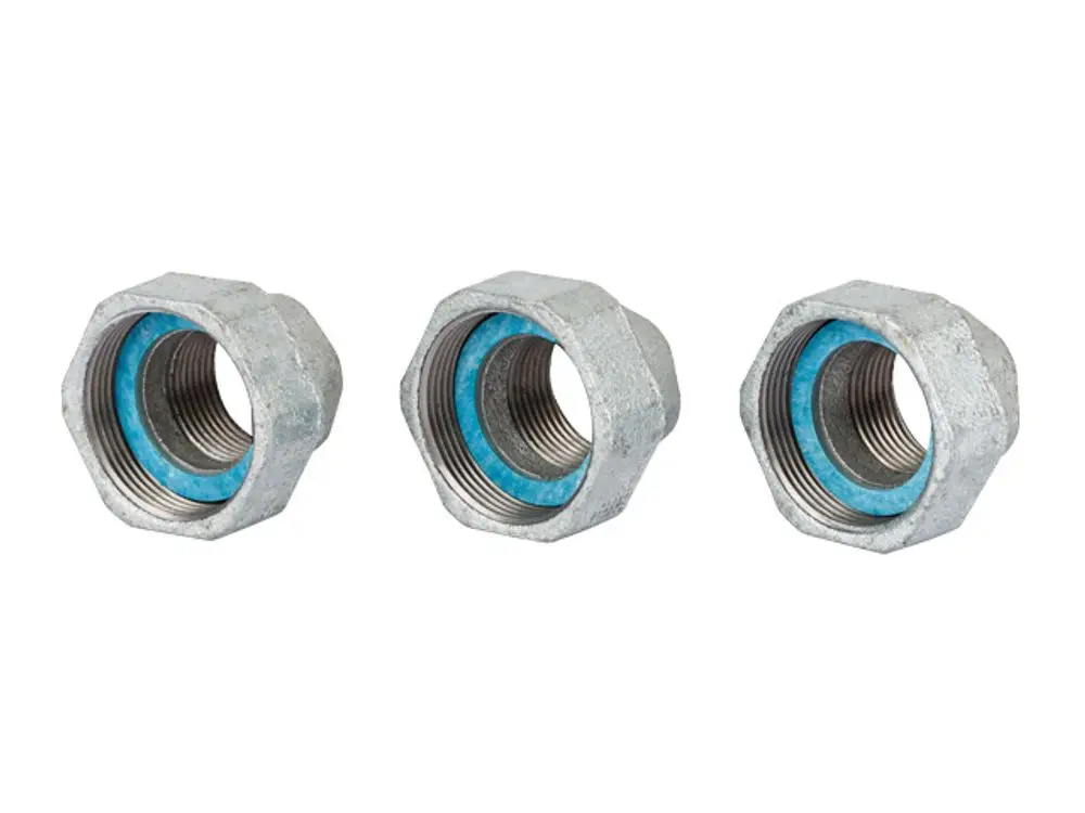 Drei Metallverschraubungen mit Innengewinde, gefertigt aus Messing, zur Verbindung von Rohrleitungen, präsentiert von Danfoss.